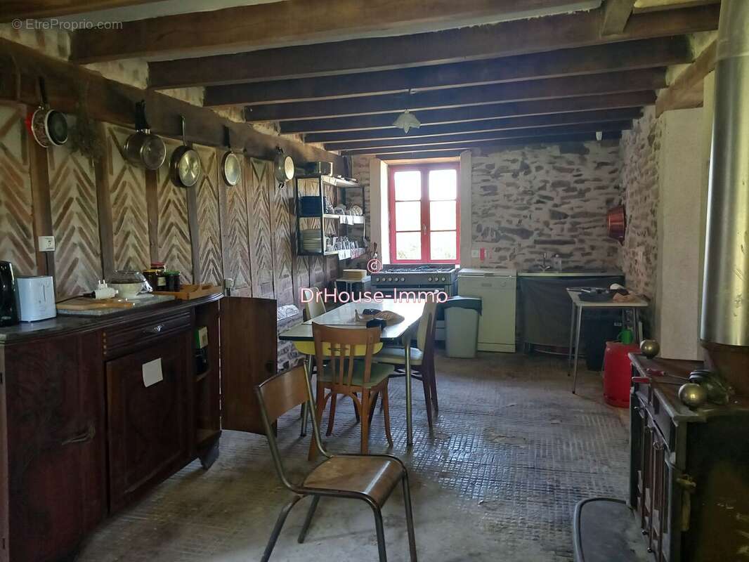 Maison 180 m² à Saint-Priest-La-Marche  - photo 8