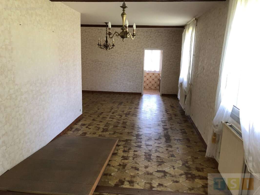 Maison de 117 m² habitables et dépendances sur un terrain de 1692 m² - photo 6