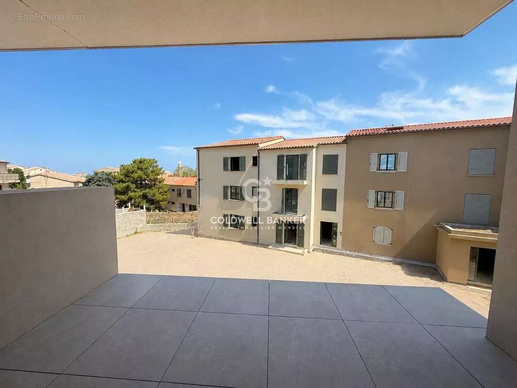Algajola - Centre -  Beau T3 avec terrasse - Garage - photo 4