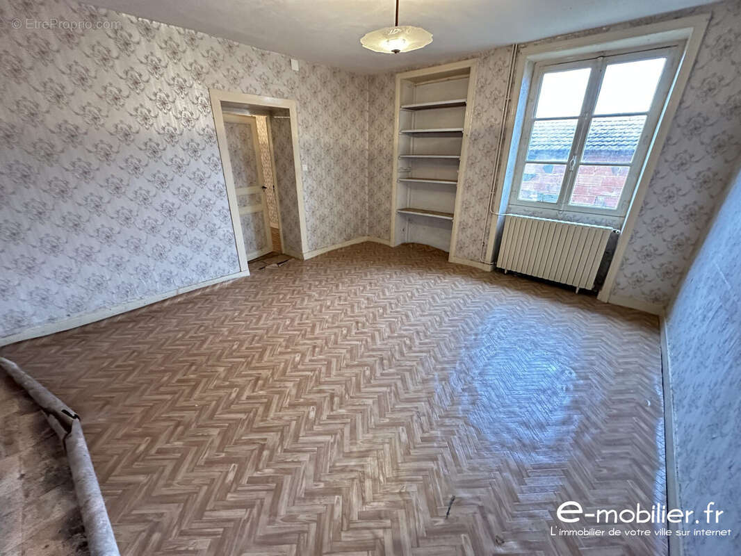 Maison à POUILLY-SOUS-CHARLIEU