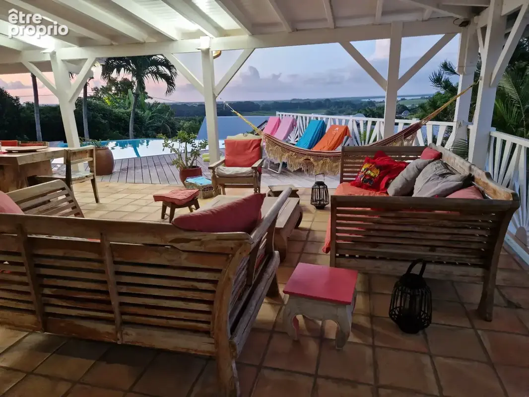 VUE MER Superbe villa de standing + T3 piscine à débordement sur 1000 m² à BAIE MAHAULT (971) - photo 14