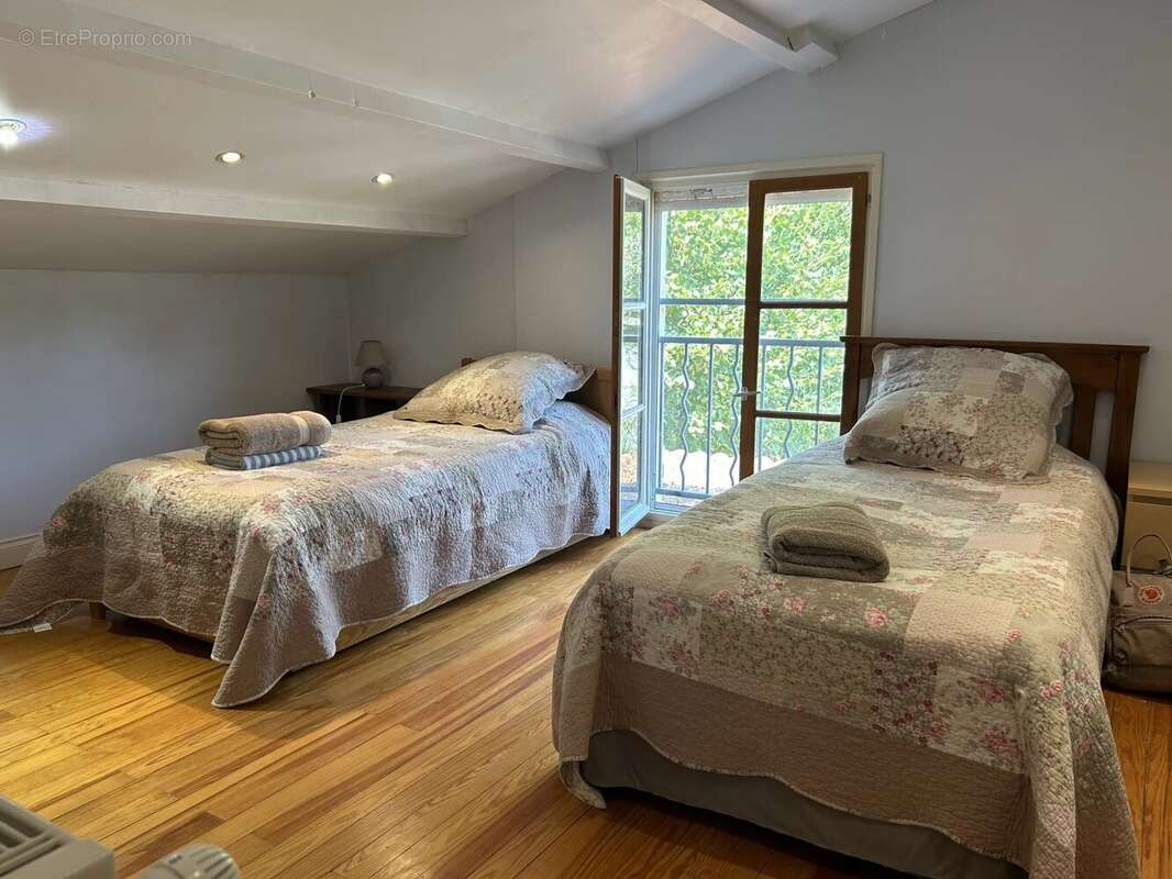 Spacieuse résidence individuelle de 6 chambres et 5 salles de bains avec piscine - photo 14