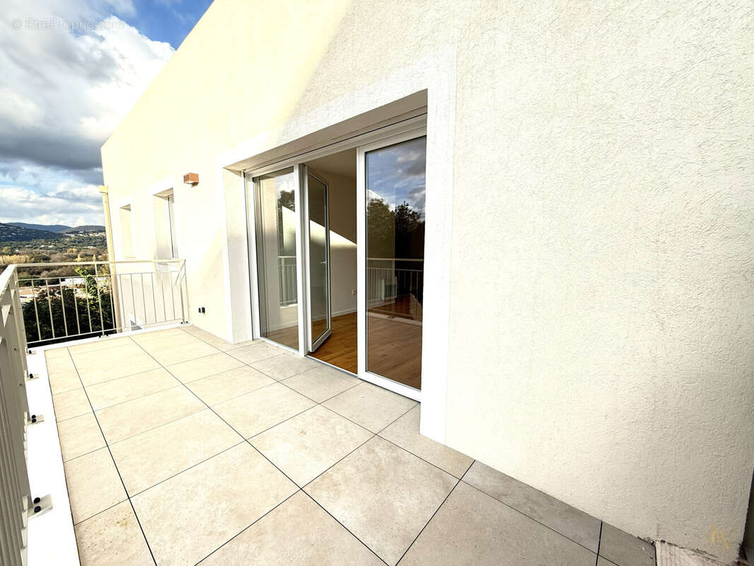OFFRES EXCLUSIVES pour ce Joli T3 - lumineux et vue Grimaud à Cogolin 4 - Appartement à COGOLIN
