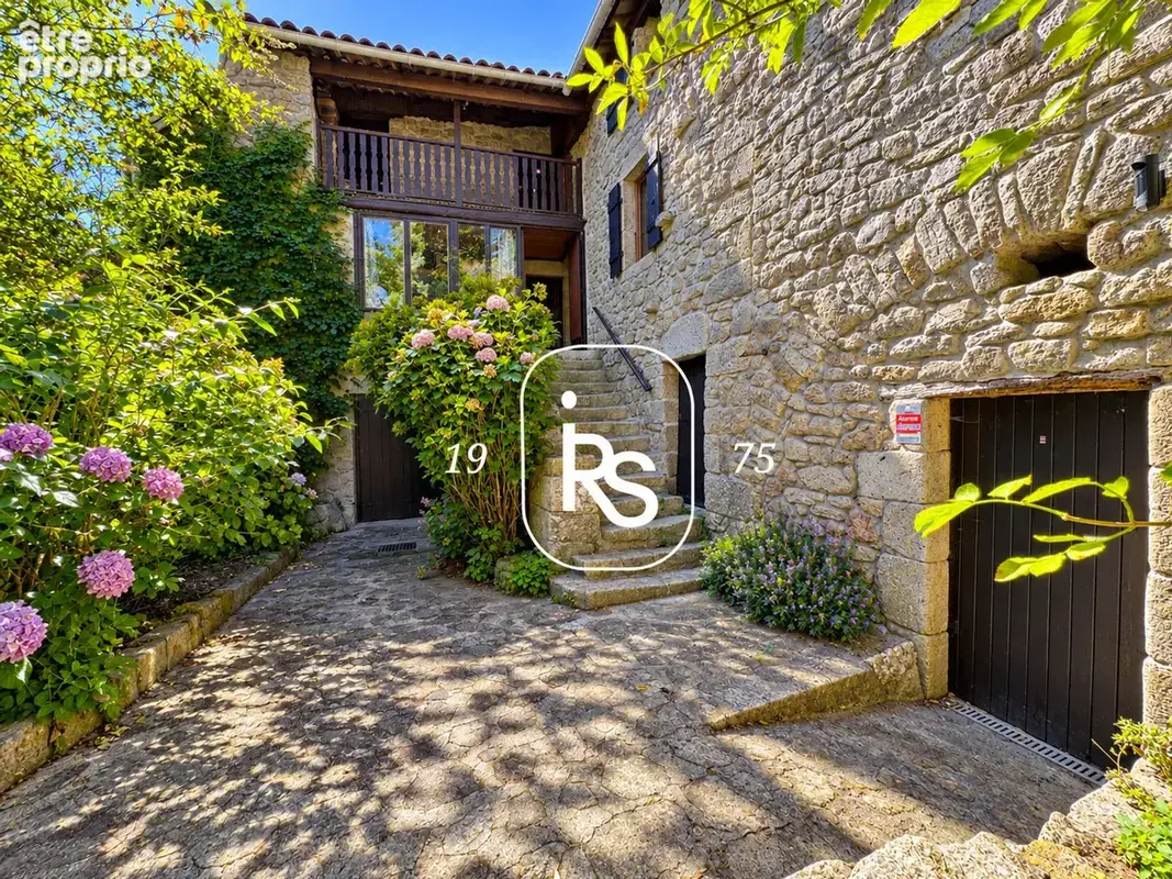 Authentique maison en pierre de hameau de 154 m2 A FINIR DE RÉNOVER avec 650 m2 de terrain. - photo 3
