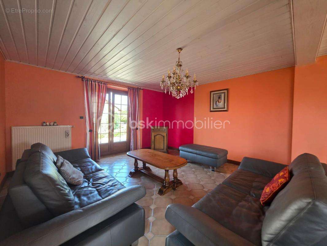 Maison spacieuse de 180 m² située dans un cadre verdoyant et paisible - photo 3