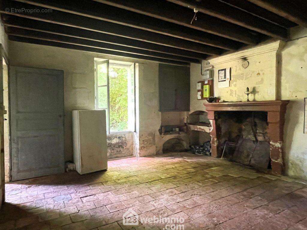 D&#039;un coté, la cuisine/séjour avec cheminée, poutres apparentes et tommette, - Maison à CERSAY