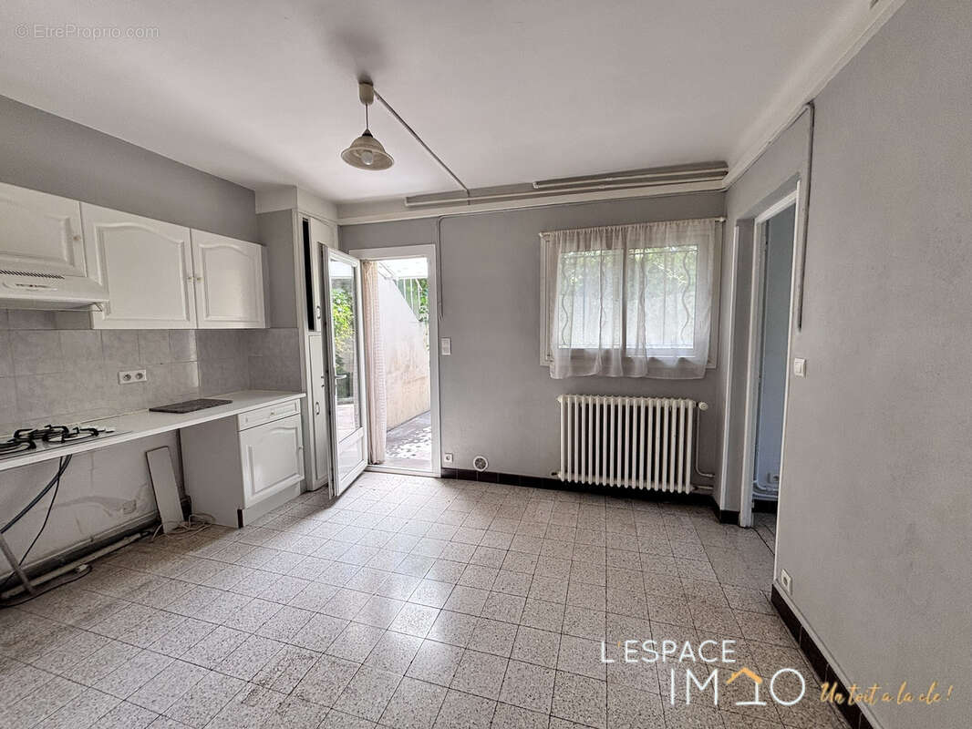 Exclusivité - Maison de ville avec cours et grand garage ! - photo 5
