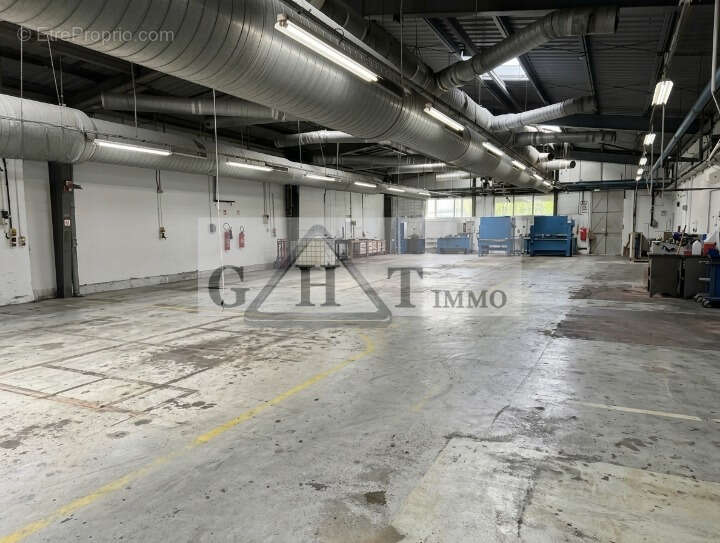 Commerce à VAUX-LE-PENIL