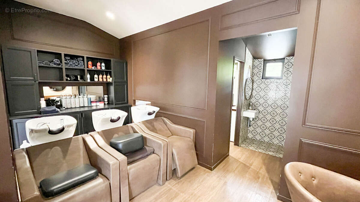 Commerce à LACROIX-FALGARDE