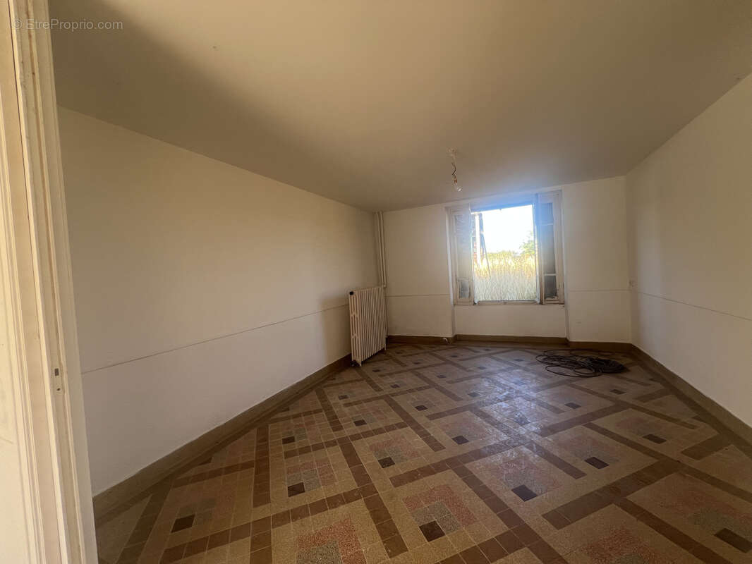 Maison de bourg avec dépendance et terrain - photo 6