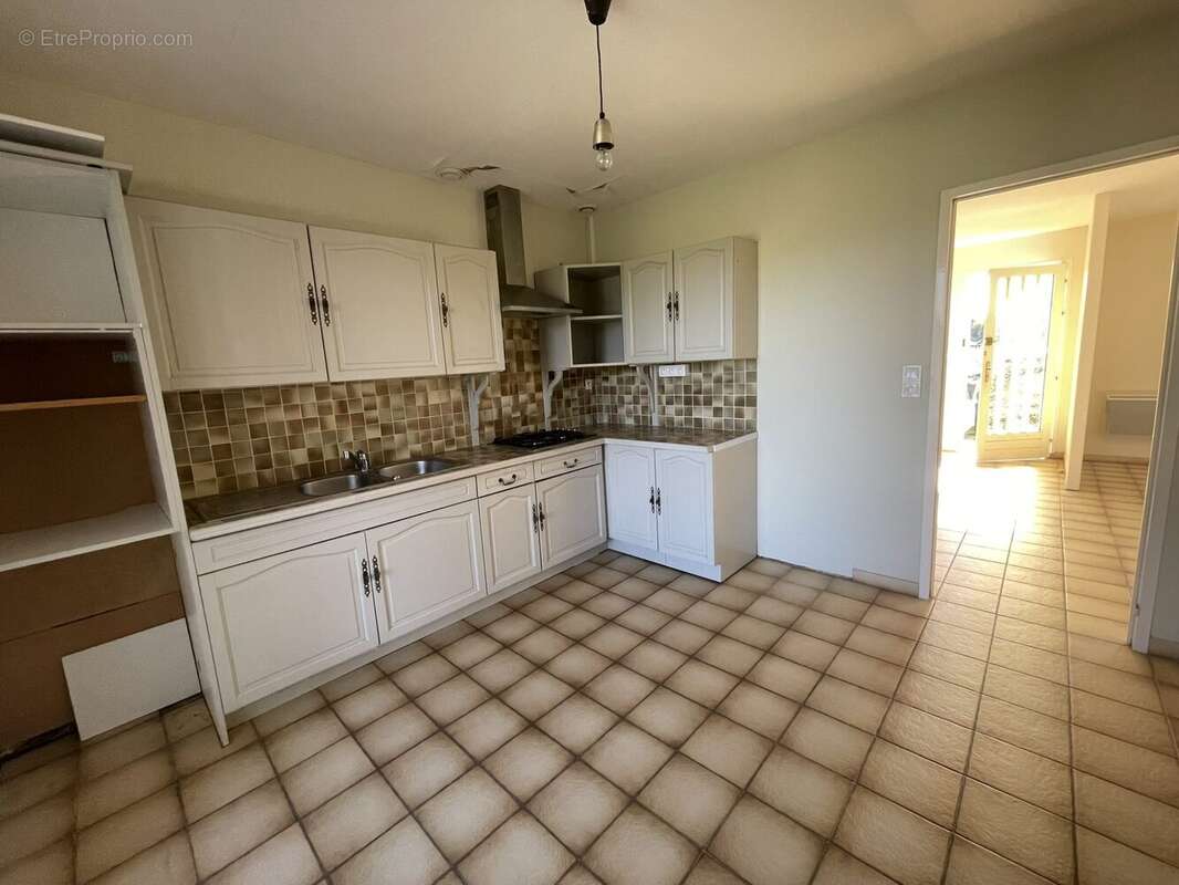 cuisine séparée - Maison à SAINT-PIERRE-DE-CHIGNAC