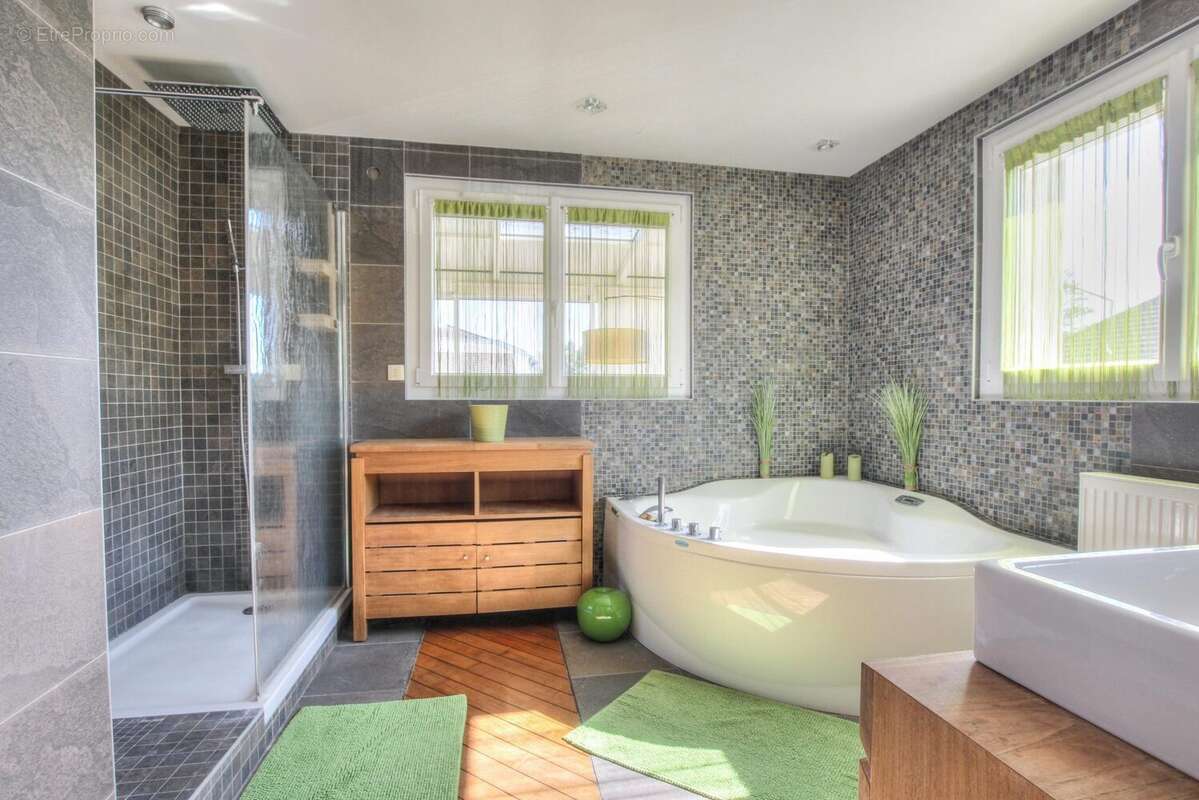 Maison à SAINT-GENIS-POUILLY