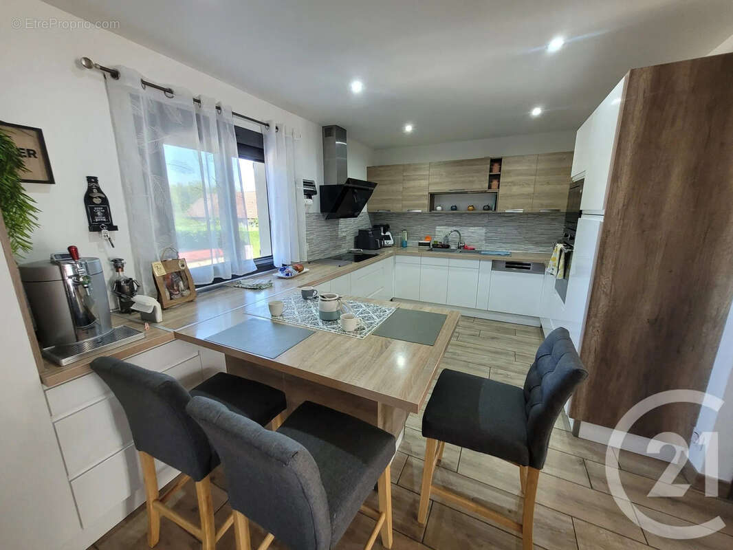 Maison 125 m² à Montpont-En-Bresse  - photo 4