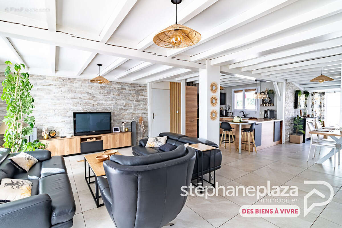 Maison de 150m², 4 chambres, garages et dépendances sur 979 m² de terrain avec piscine - photo 4