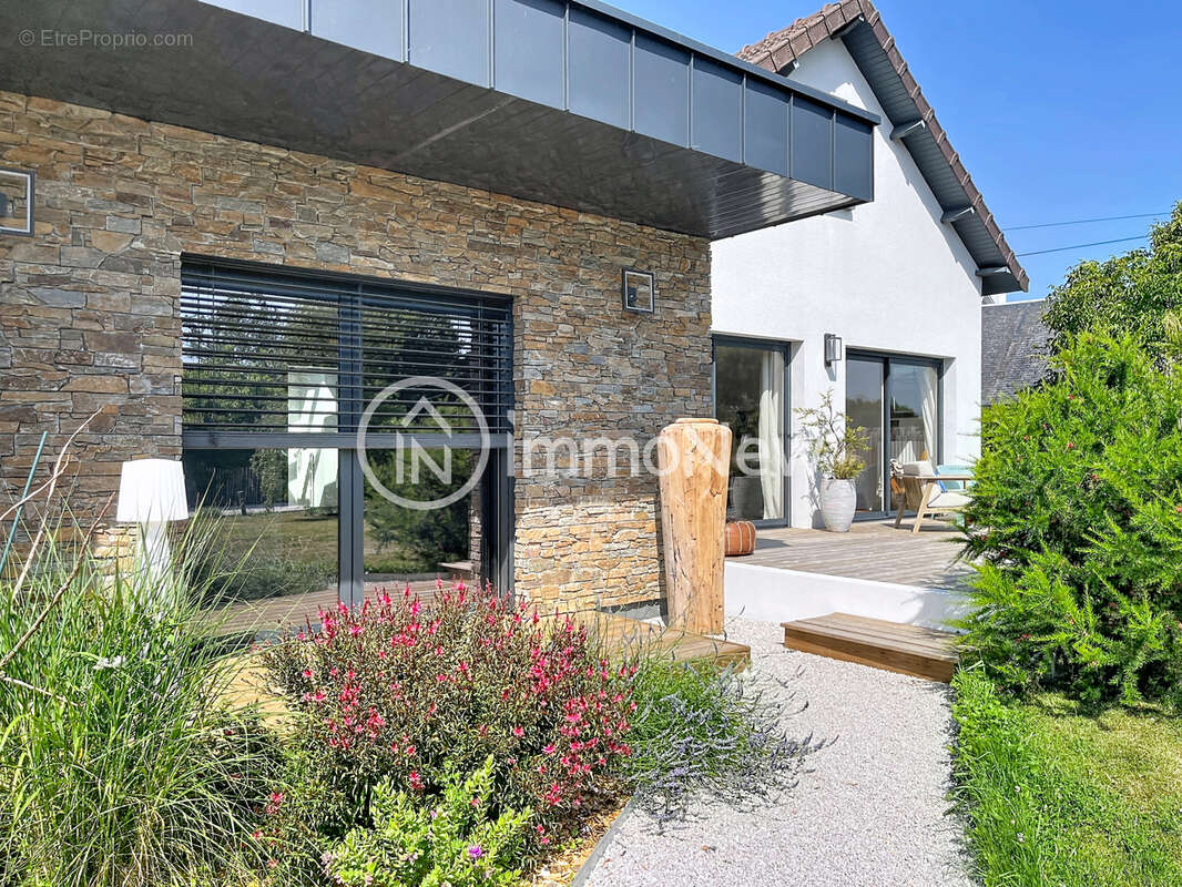 Une maison entièrement rénovée sur un terrain de quasiment 1000m2 - photo 2