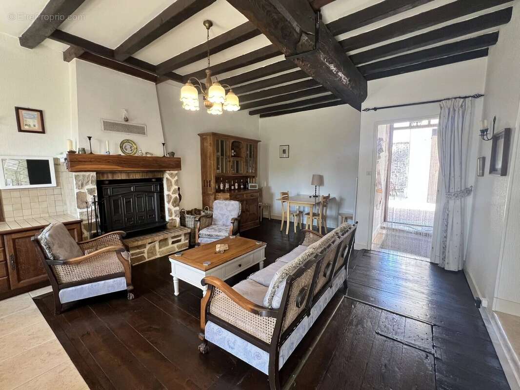 Charmante maison en pierre de deux chambres, granges et jardin - photo 6