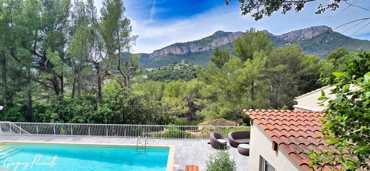 Photo 2 - Maison à LE REVEST-LES-EAUX