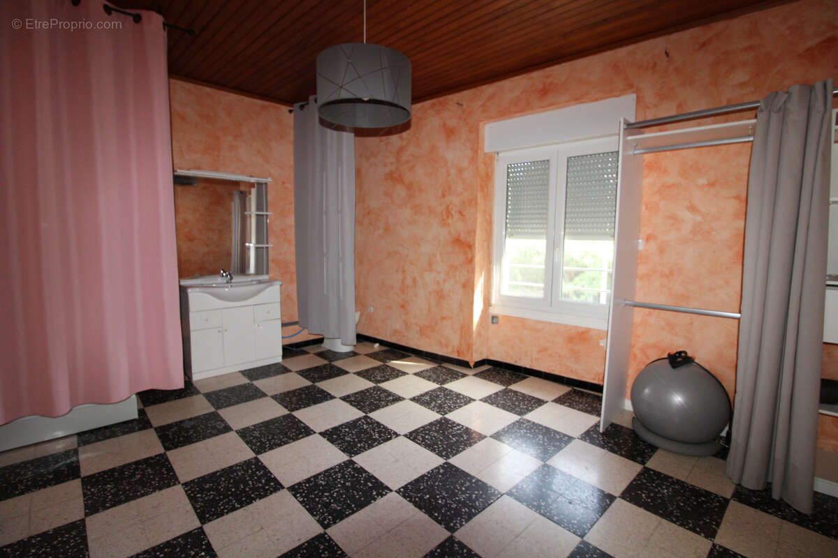 Maison à MEYRANNES