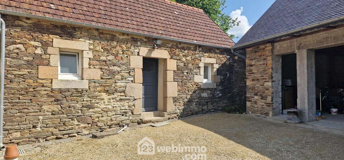 Buanderie/cellier, une salle d'eau, wc, une chambre/bureau - Maison à LANNION