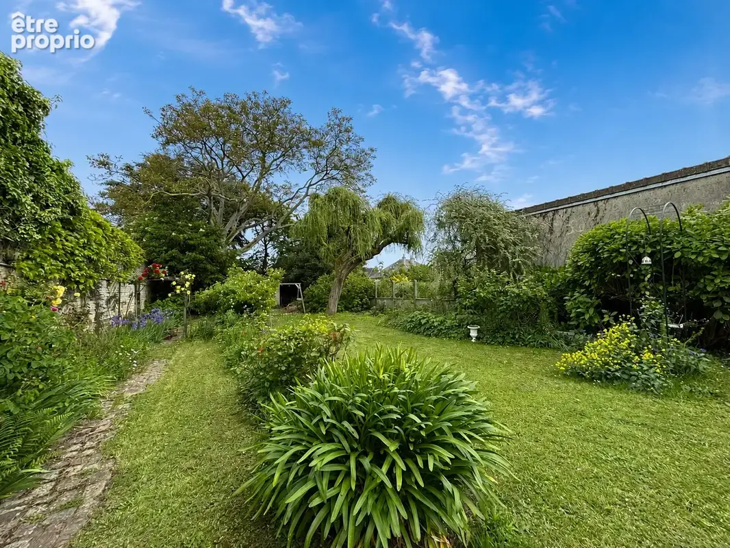 Charmante maison de ville avec garage, jardin paysagé et dépendance - photo 2