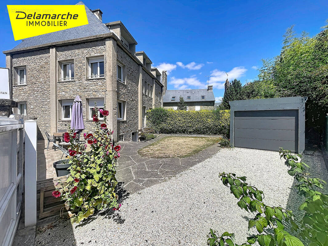 A VENDRE A  AVRANCHES (50300)  Maison de centre ville PLACE PATTON entièrement rénovée ,5 pièces , 4 chambres , Jardin ,Terrasse - photo 1