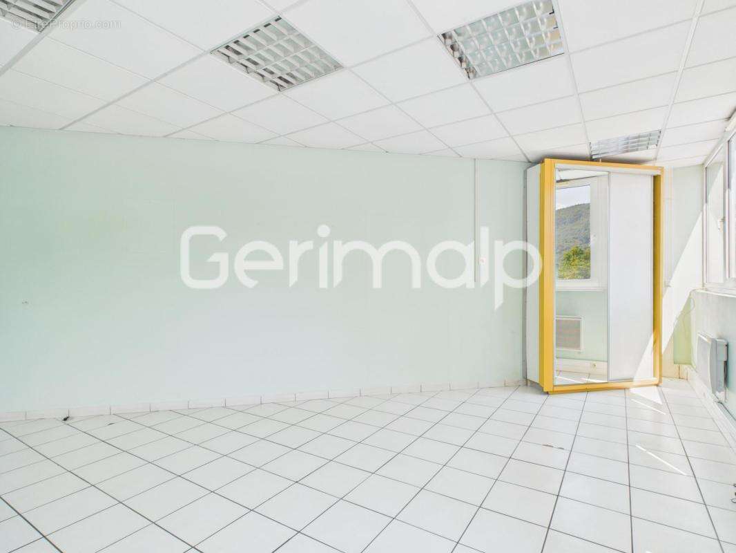 Vente - Appartement - 3 pièces + cuisine - 55 m² - 162 000 € - - photo 3