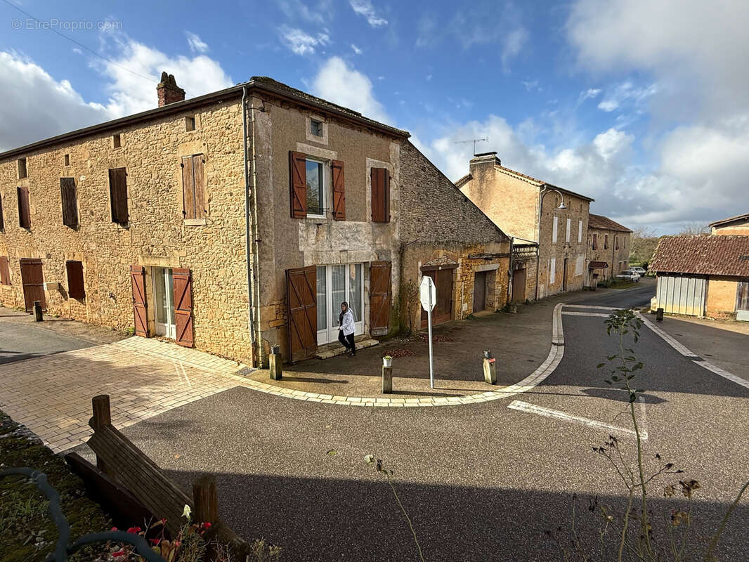Maison à BLANQUEFORT-SUR-BRIOLANCE