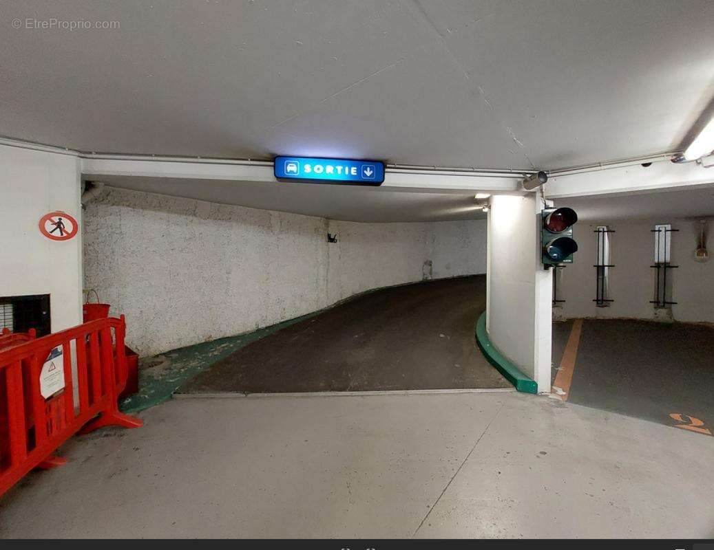 Parking à PARIS-4E