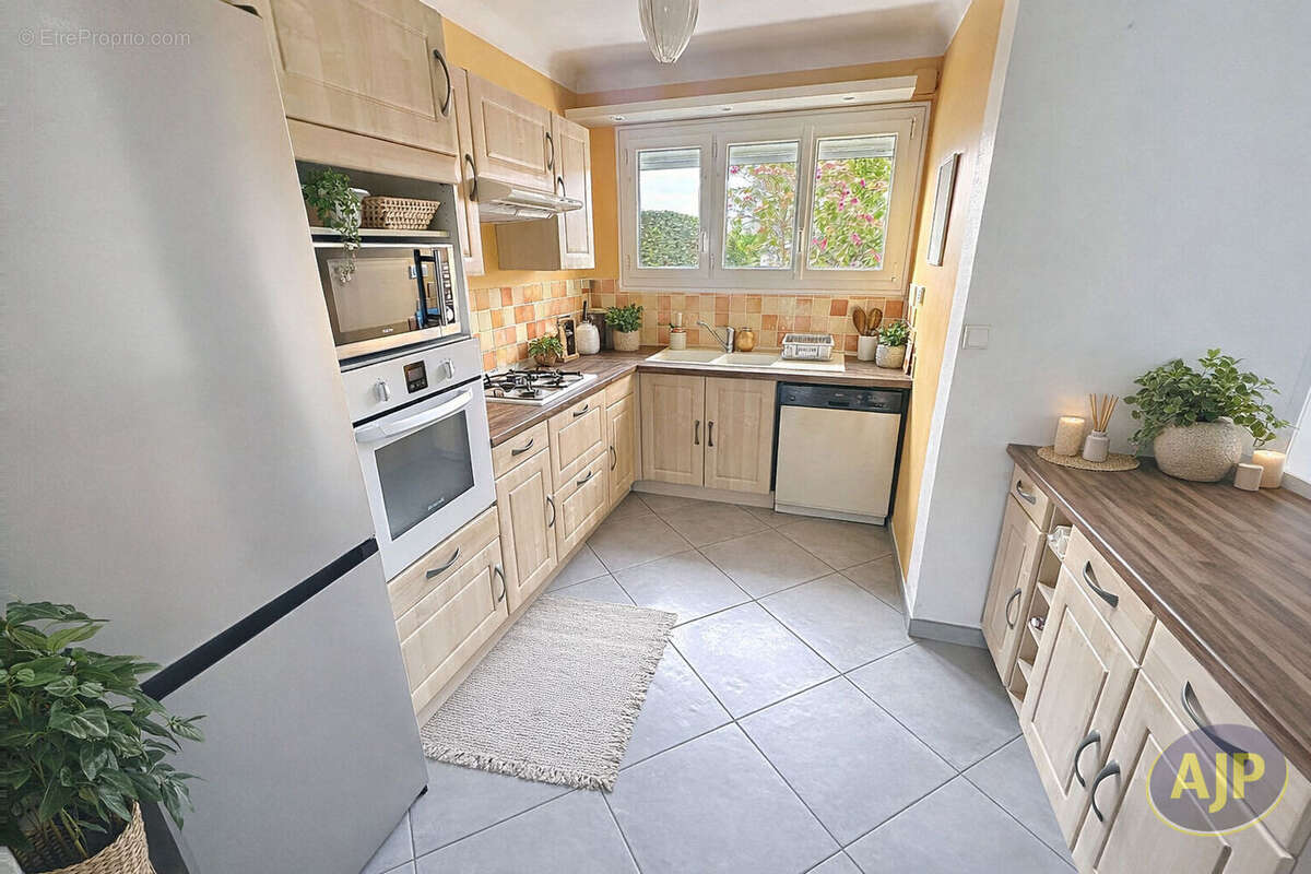 Maison à SAINT-MACAIRE-EN-MAUGES