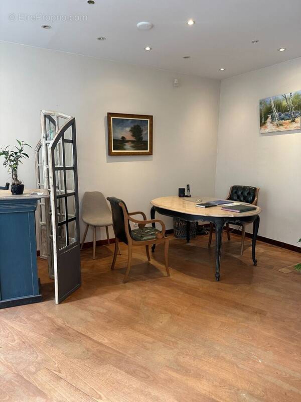 Commerce à FONTAINEBLEAU