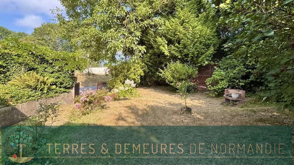 Maison d'environ 65m² avec deux chambres, implantée sur un terrain de 450 m², située sur la commune de Petit-Caux. - photo 2