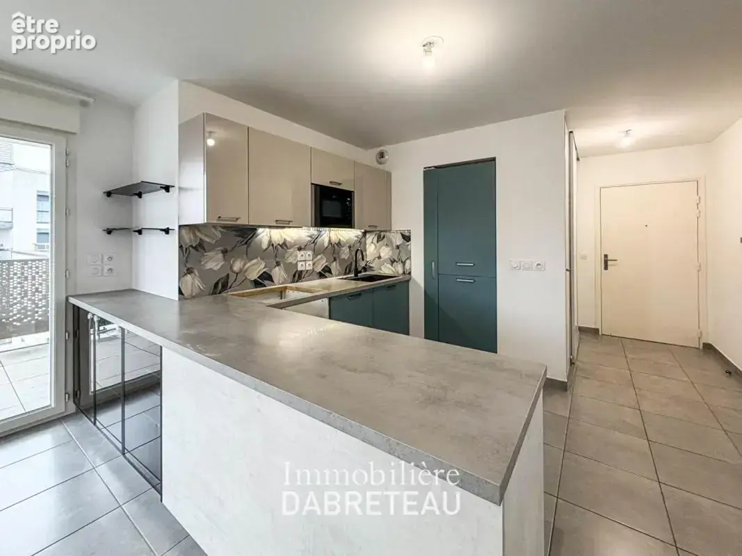Vaulx en Velin - T4 de 75m2 en dernier étage avec grand balcon - photo 6