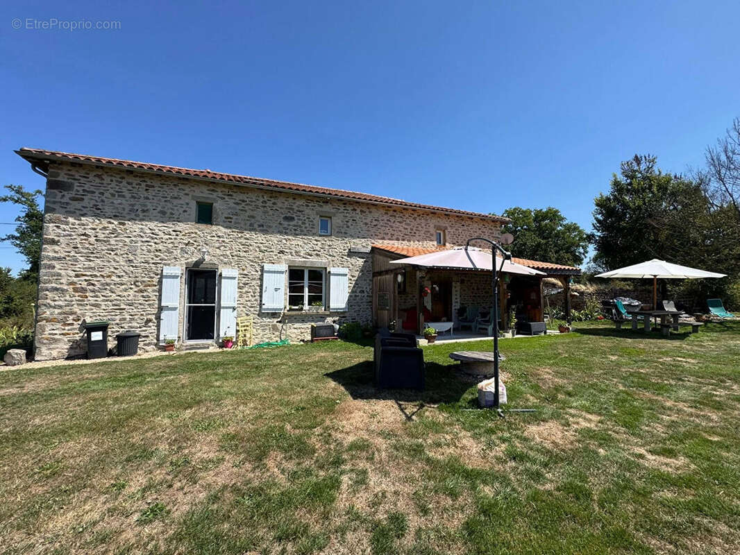 HAUTE VIENNE -  Superbe ferme en pierre entièrement rénovée ? grandes granges et 1,5 hectare de terrain - photo 2