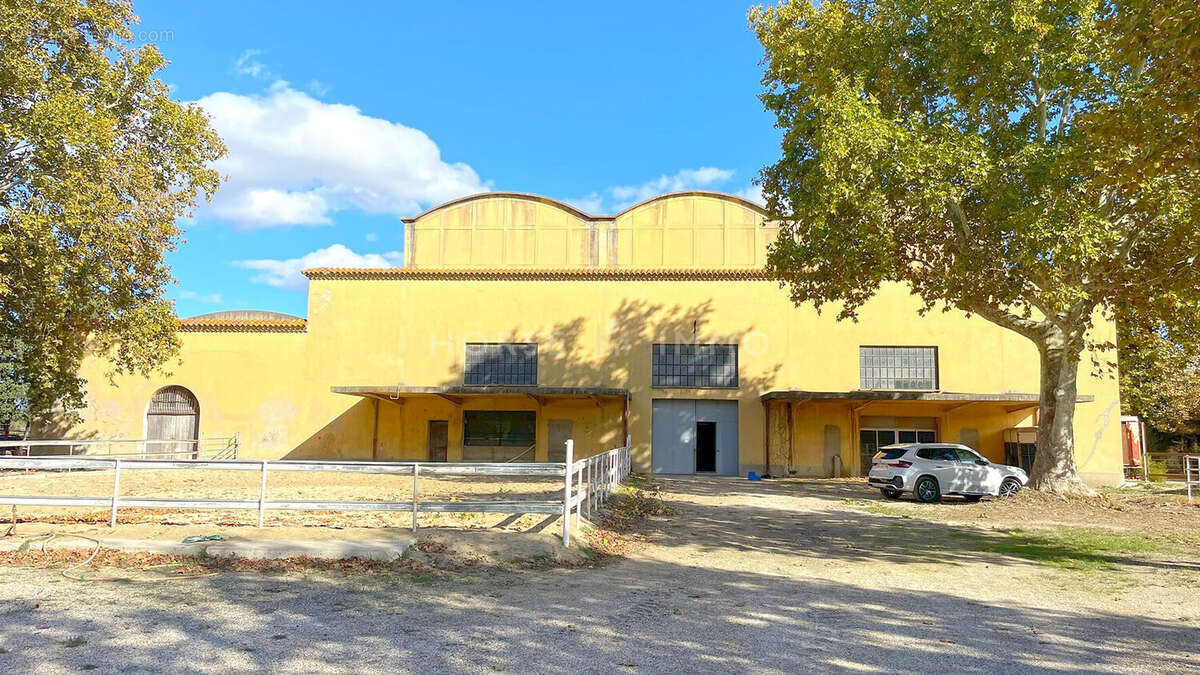 Maison 500 m² à Arles  - photo 2