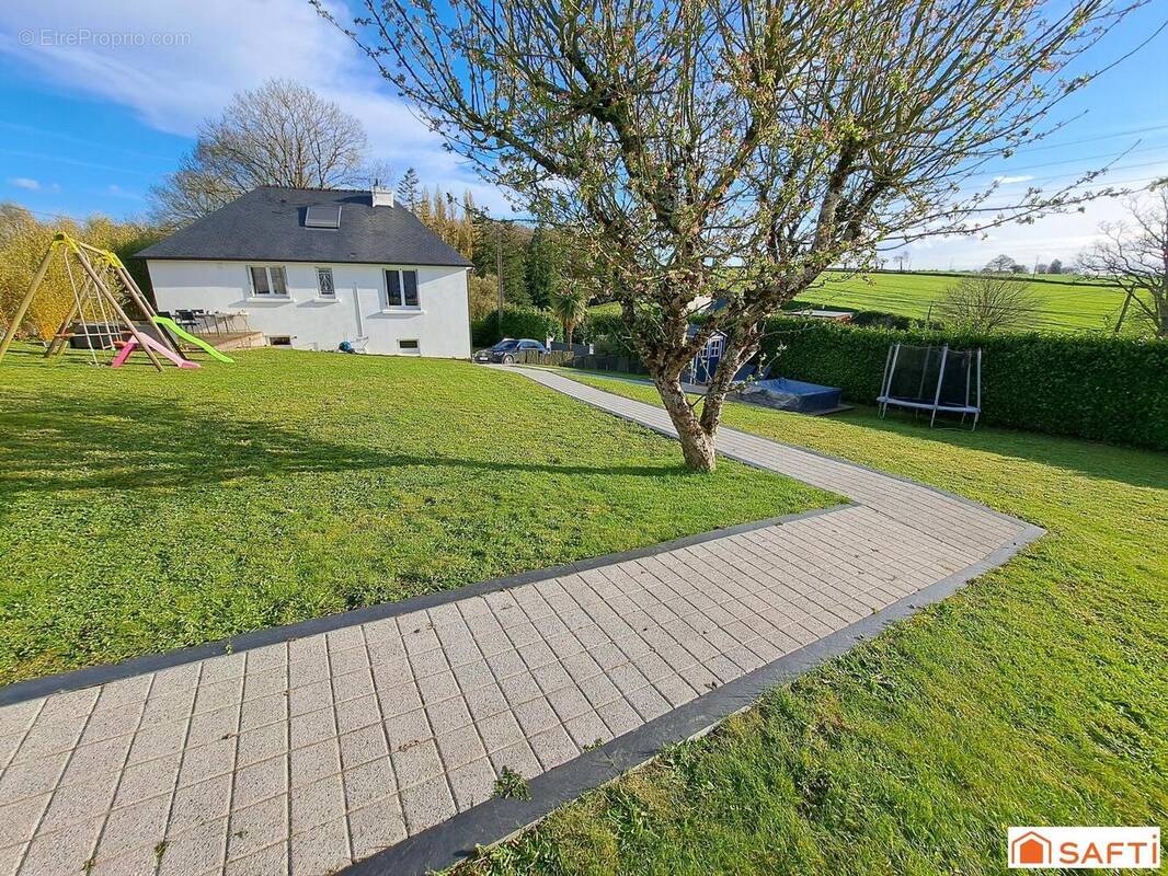 Photo 1 - Maison à CHATEAUNEUF-DU-FAOU