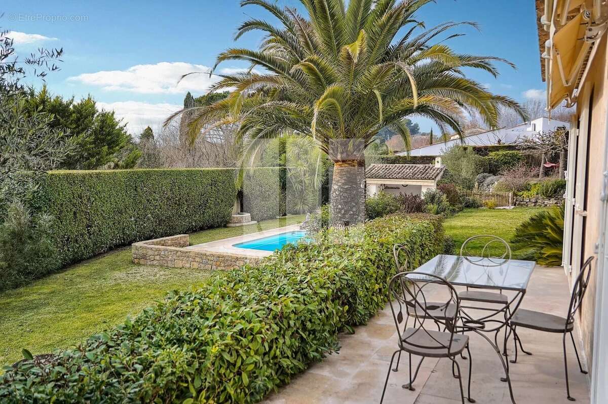 Maison à CHATEAUNEUF-GRASSE