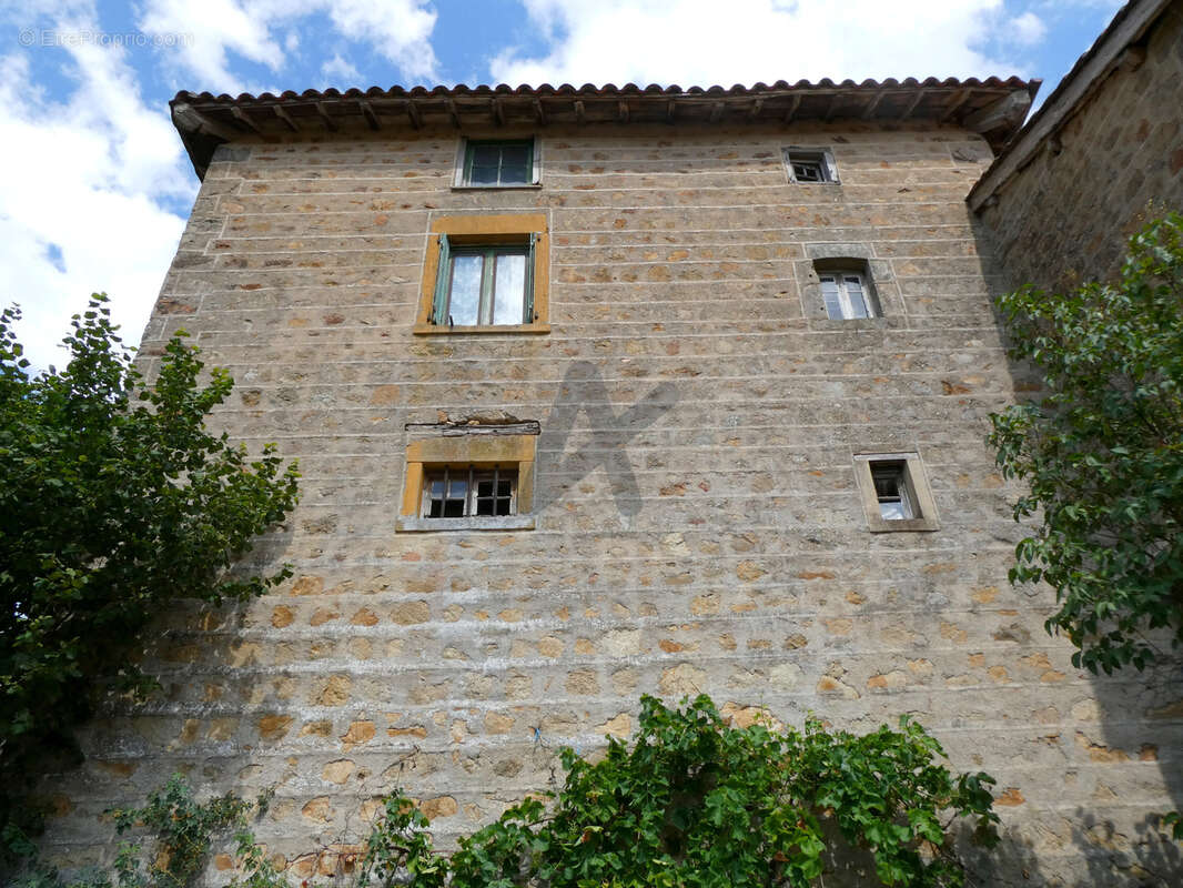 Très belle ferme de caractère indépendante avec grandes dépendances et 5 000 m2 de terrain - photo 4