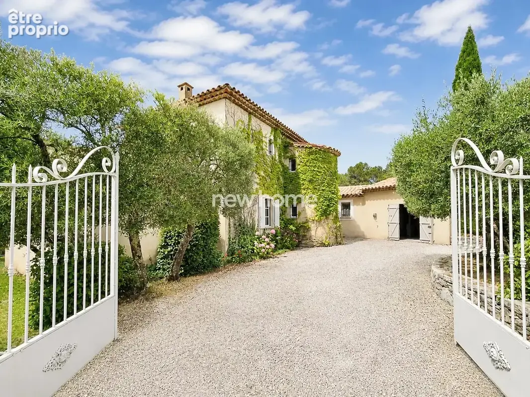 Lorgues – Propriété de charme avec vue panoramique, piscine et jardin d’exception - photo 10