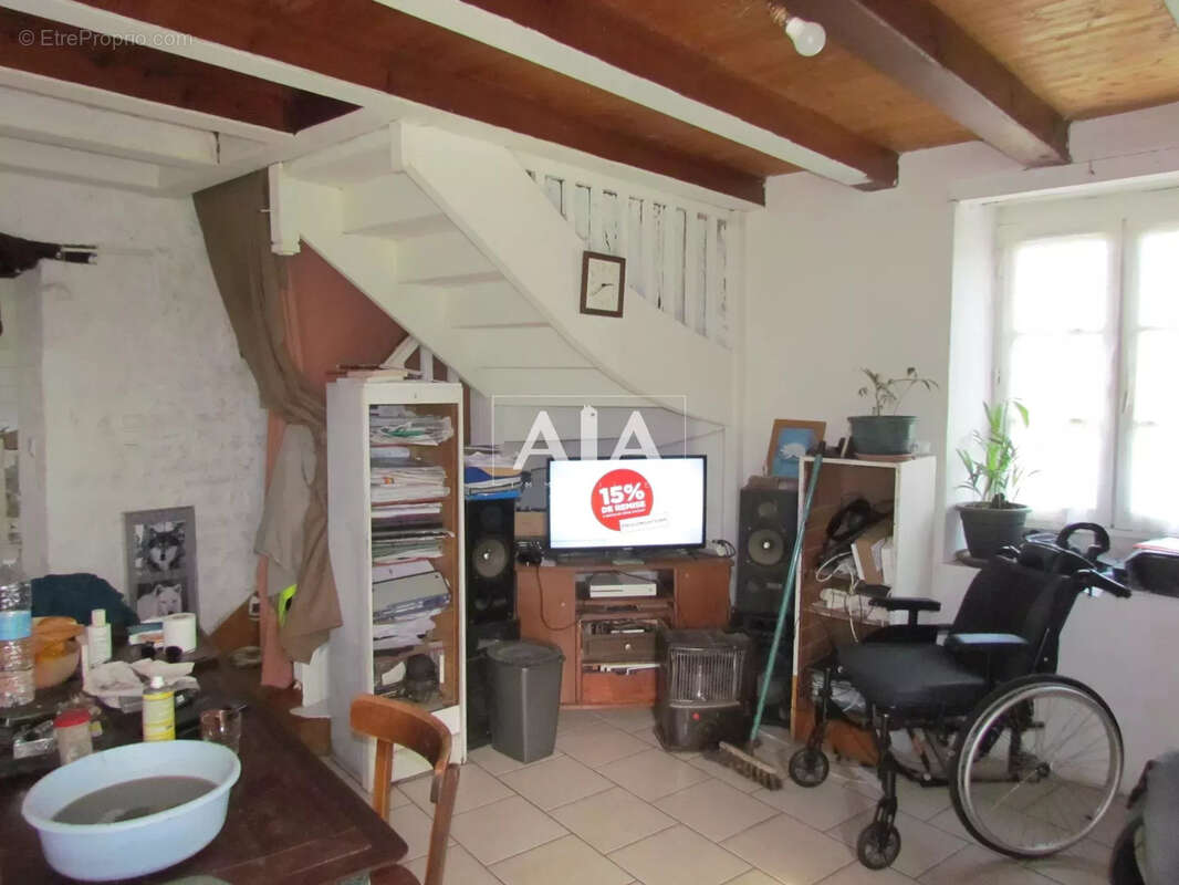 Maison à LES ADJOTS