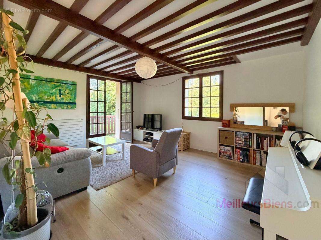 Maison familiale rénovée - 7 pièces - 5 chambres - Grand jardin - Lons-le-Saunier - photo 5