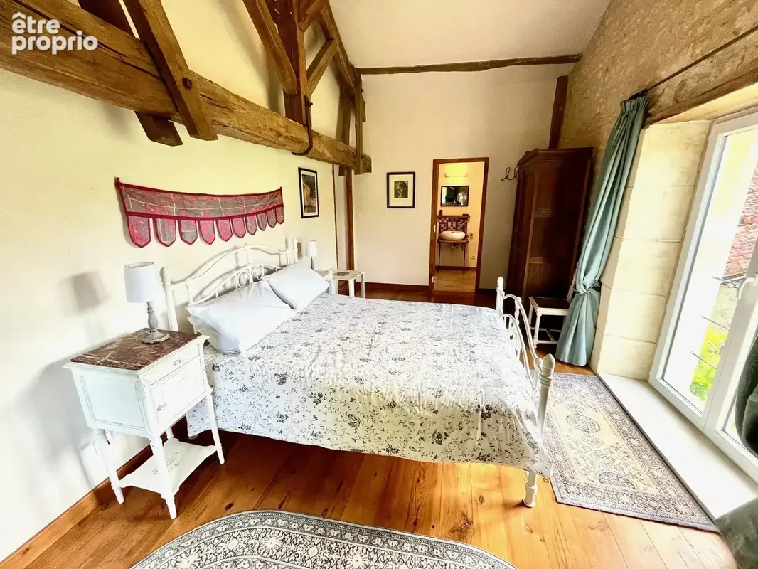 Superbe grange réaménagée avec 6 chambres et 4 salles de bains, offrant une vue imprenable - photo 10