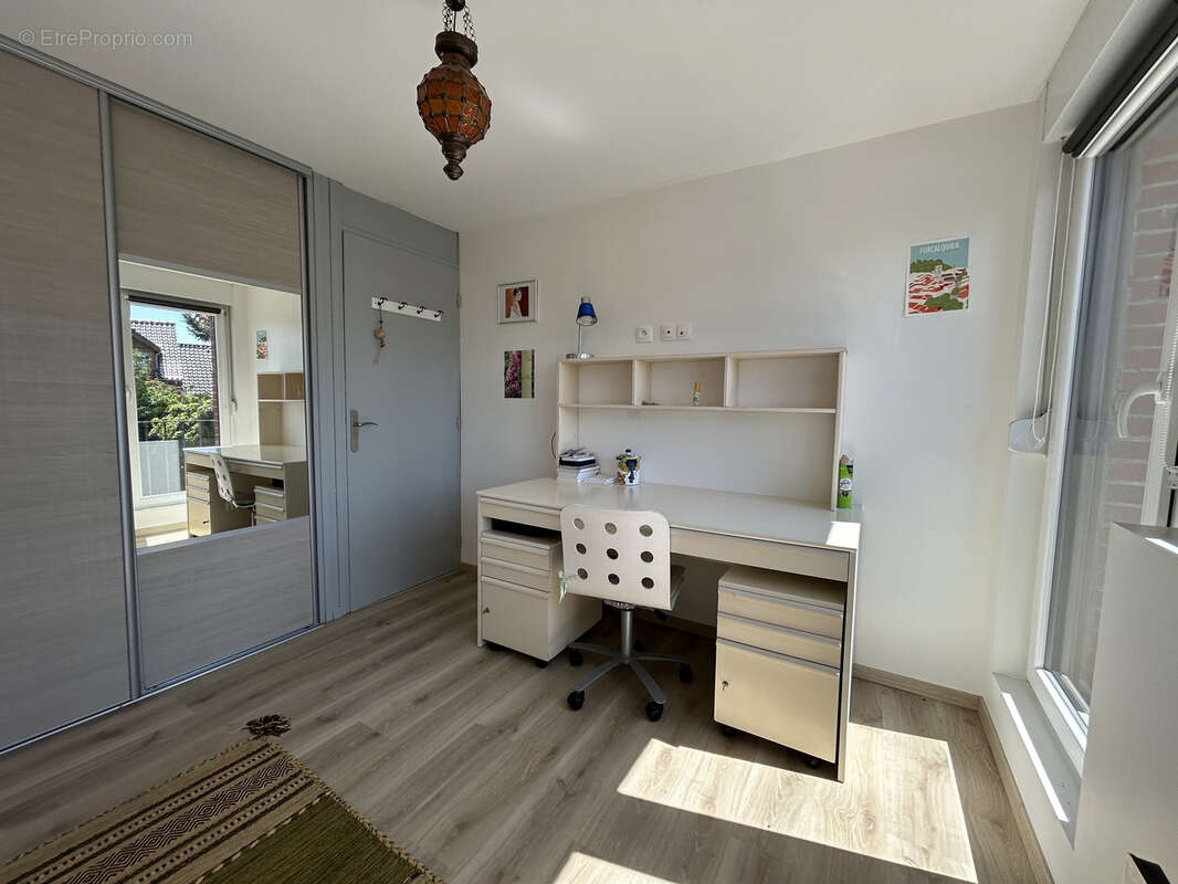 Maison semi individuelle entièrement rénovée avec gout, secteur calme et prisé ! - photo 14