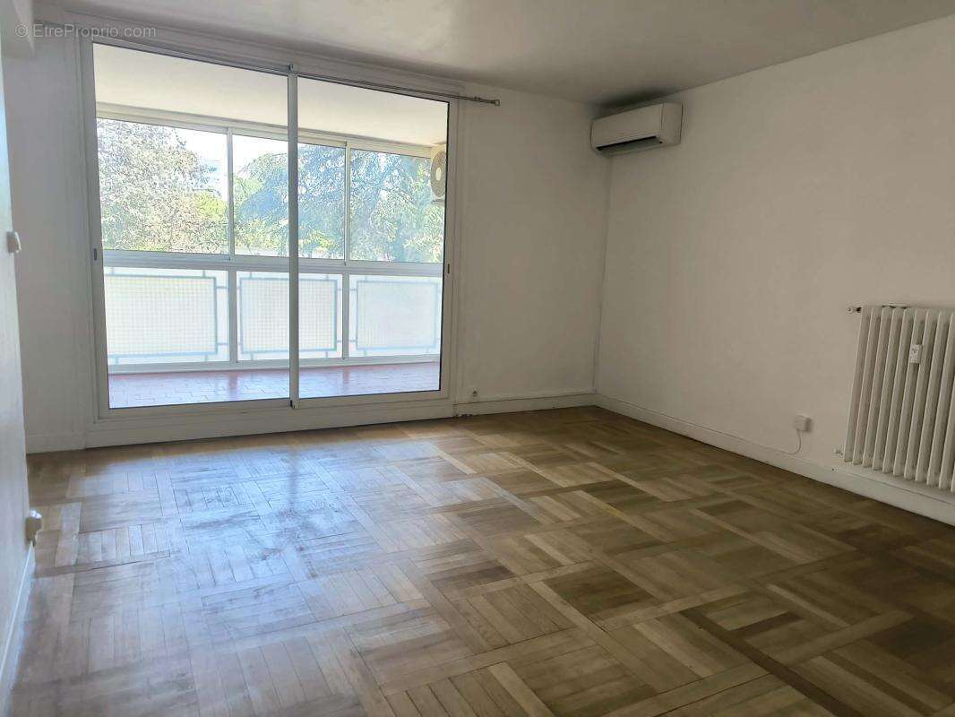 Appartement à BAGNOLS-SUR-CEZE