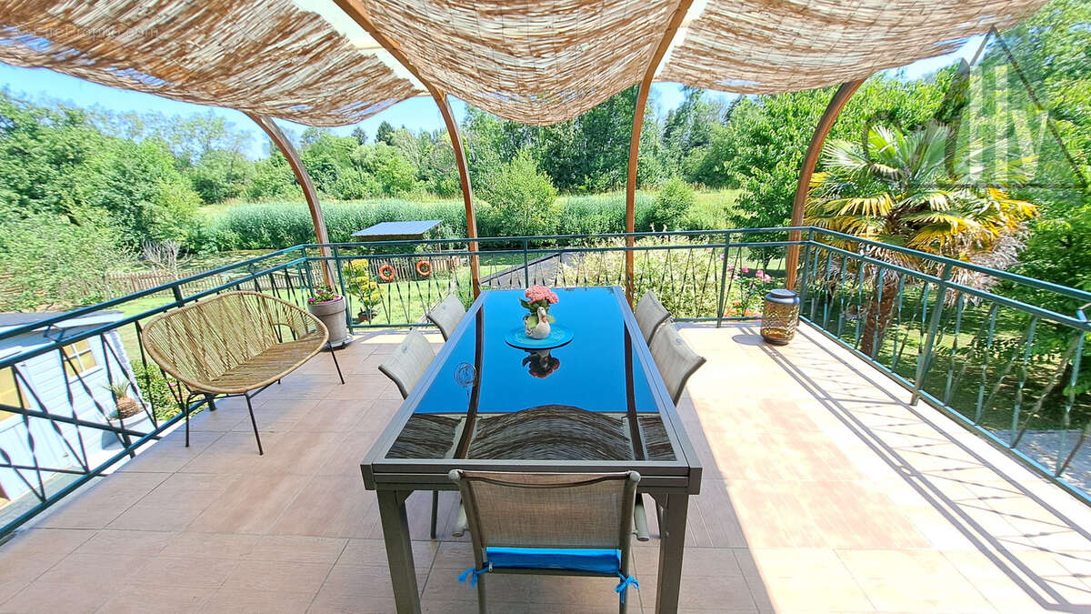 Pont sur Yonne (89) - Maison de 161 m2 avec 4 chambres, sous-sol, piscine et accès direct à l'Yonne. - photo 9