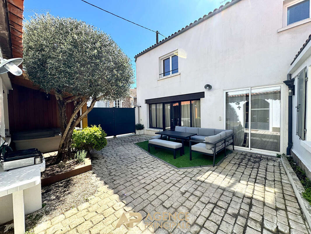 Propriété Rochelaise - 6 pièces - La Rochelle Centre Ville / Porte Royale - photo 2