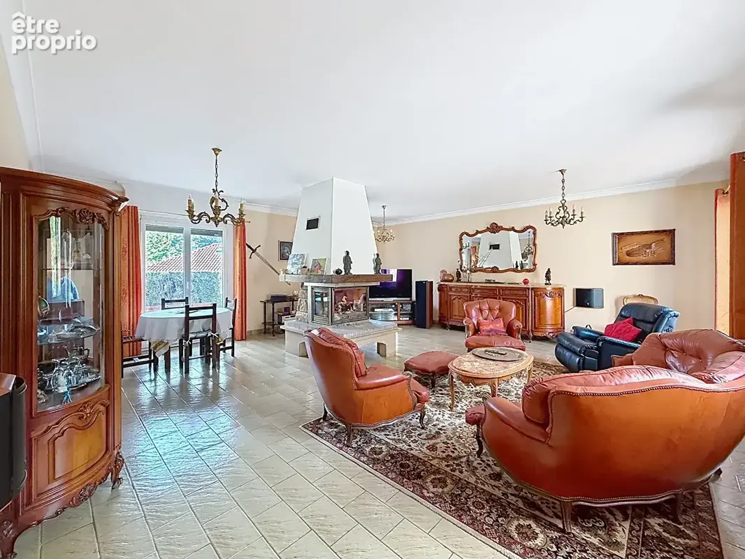 SAINT CYR AU MONT D'OR, maison familiale de 230 m² habitables + 150 m² utiles  sur terrain de  2974m² - photo 4