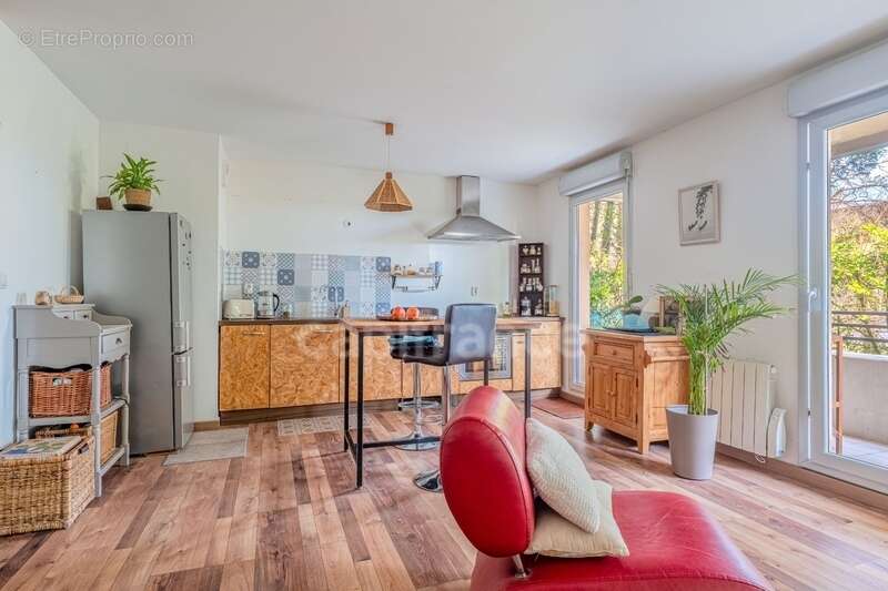 Appartement à NEYRON