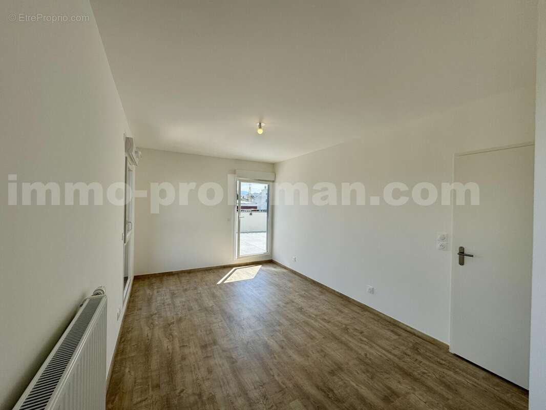 Appartement_T4_Ambilly_belle_superficie_prox_frontière_Suisse_tram_Ceva_direction_Genève_Secteur_calme_Verdoyant_Frontaliers_Cuisine_séjour_chambre_1_chambre_2_