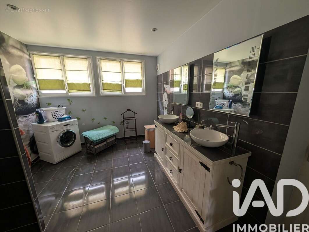 Maison 320 m² à Mosnac  - photo 5