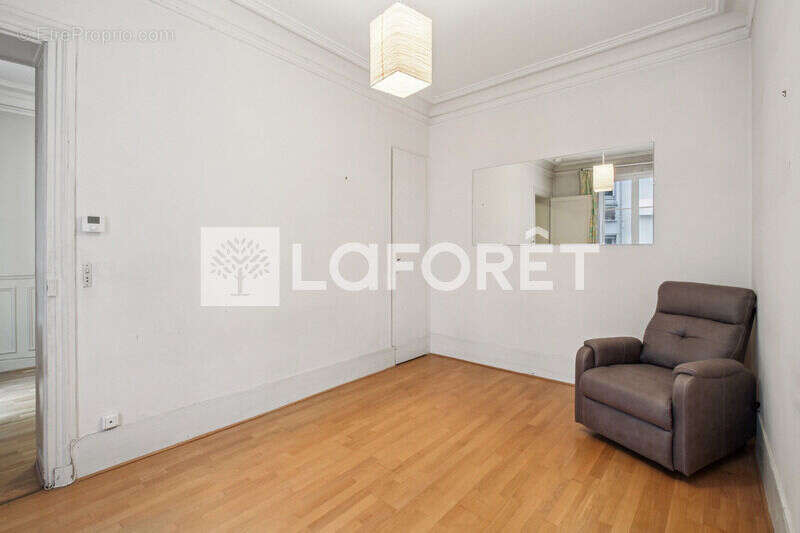 Trois pièces 46m² à rénover - Gros Caillou / Saint Dominique - photo 13